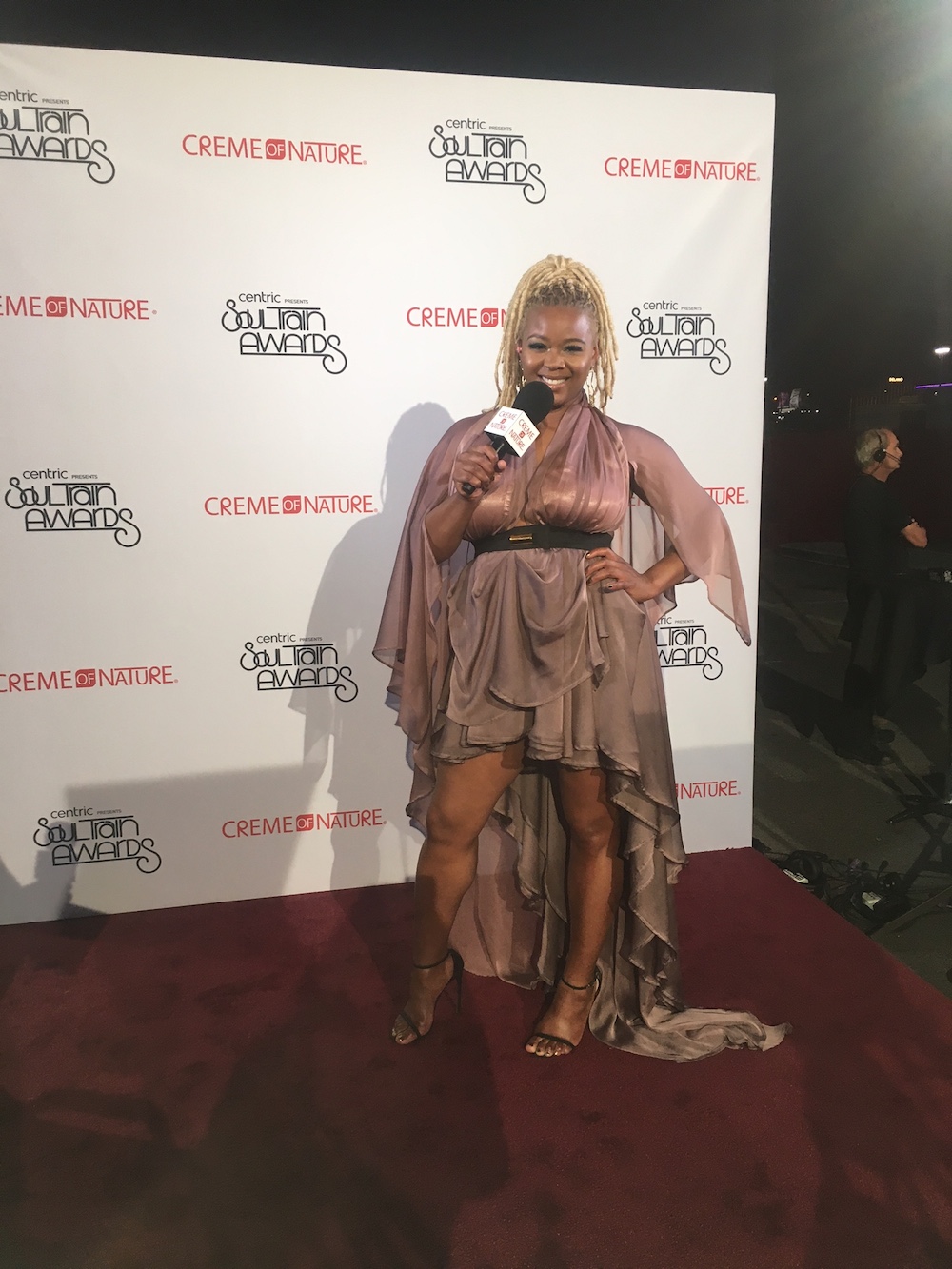elise-neal-claires-life-sulmers-fashion-bomb-daily-hosting-the-style-stage-at-the-2016-soul-train-awards-with-cream-of-nature-wearing-tina-summers